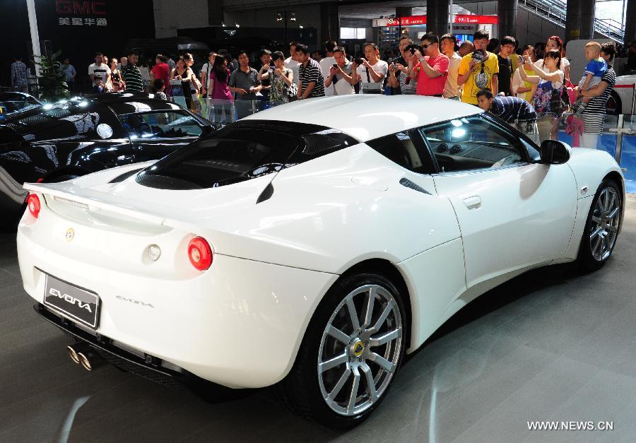 People take pictures of cars displayed at 2013 Xi'an International Automobile Industry Exposition in Xi'an, capital of northwest China's Shaanxi Province, June 12, 2013. Visiting the auto show, which lasts from June 8 to 17, is the way many local residents spent their three-day Dragon Boat Festival vacation from June 10 to 12. (Xinhua/Ding Haitao) 