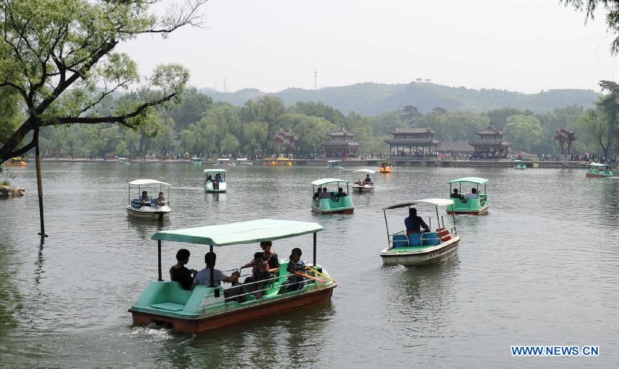 Tourists enjoy themselves on pleasure-boats in the Summer Resort in Chengde, north China's Hebei Province, June 12, 2013. As summer comes, tourist destinations in Chengde attracted many visitors during the three-day Dragon Boat Festival vacation from June 10 to June 12. Chengde is a city well known for its imperial summer resort of the Qing Dynasty (1644-1911). (Xinhua/Wang Xiao) 