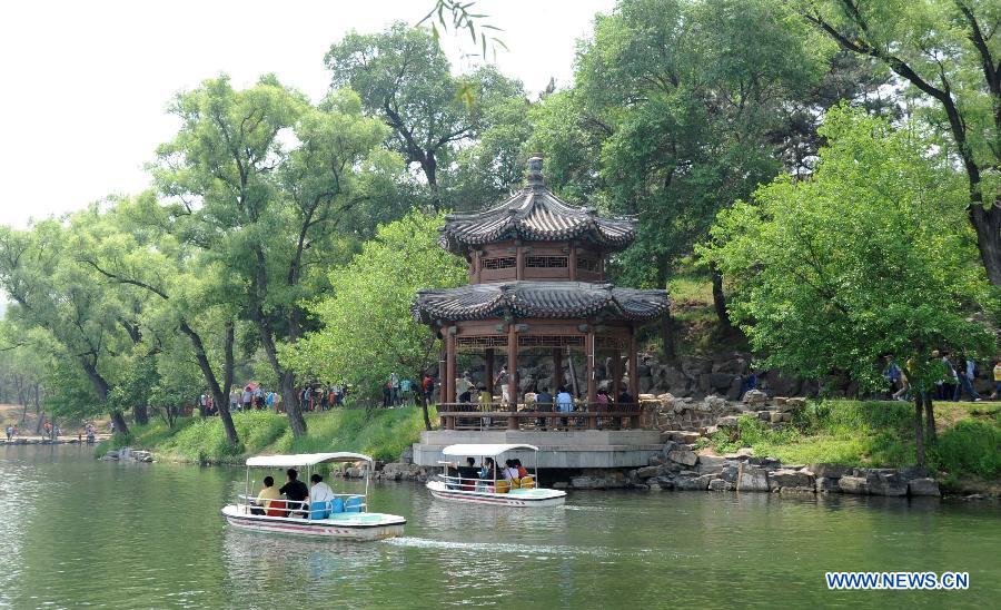 Tourists enjoy themselves in the Summer Resort in Chengde, north China's Hebei Province, June 12, 2013. As summer comes, tourist destinations in Chengde attracted many visitors during the three-day Dragon Boat Festival vacation from June 10 to June 12. Chengde is a city well known for its imperial summer resort of the Qing Dynasty (1644-1911). (Xinhua/Wang Xiao) 