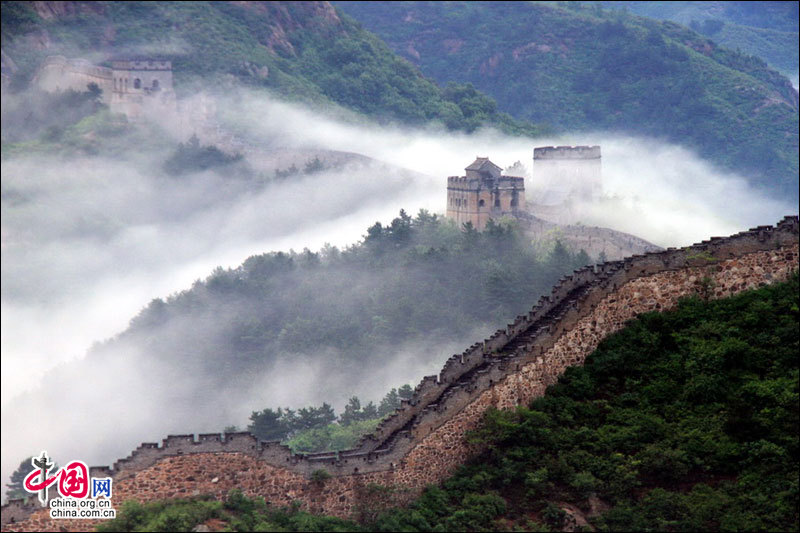 Straddling the demarcation between Hebei province and Beijing, the Jinshanling Great Wall is rich in architectural history and natural scenery. In summer, the temperature here is at least five degrees cooler than in the capital, making it an ideal destination for weekend excursions. This particular section of Great Wall is said to be particularly photogenic. (China.org.cn)