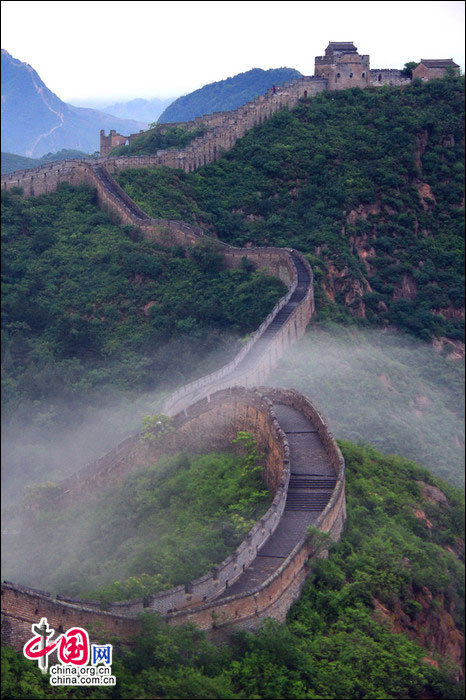 Straddling the demarcation between Hebei province and Beijing, the Jinshanling Great Wall is rich in architectural history and natural scenery. In summer, the temperature here is at least five degrees cooler than in the capital, making it an ideal destination for weekend excursions. This particular section of Great Wall is said to be particularly photogenic. (China.org.cn)