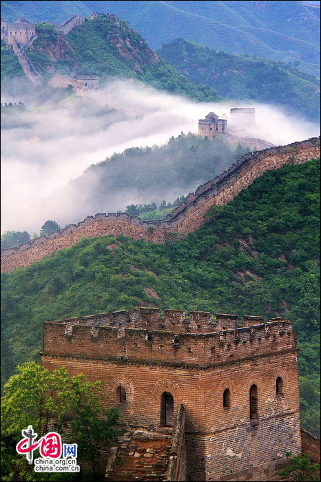 Straddling the demarcation between Hebei province and Beijing, the Jinshanling Great Wall is rich in architectural history and natural scenery. In summer, the temperature here is at least five degrees cooler than in the capital, making it an ideal destination for weekend excursions. This particular section of Great Wall is said to be particularly photogenic. (China.org.cn)