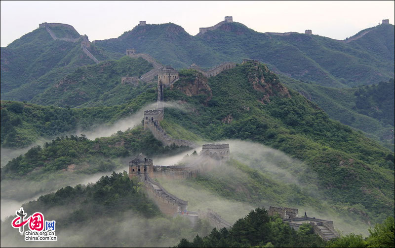 Straddling the demarcation between Hebei province and Beijing, the Jinshanling Great Wall is rich in architectural history and natural scenery. In summer, the temperature here is at least five degrees cooler than in the capital, making it an ideal destination for weekend excursions. This particular section of Great Wall is said to be particularly photogenic. (China.org.cn)