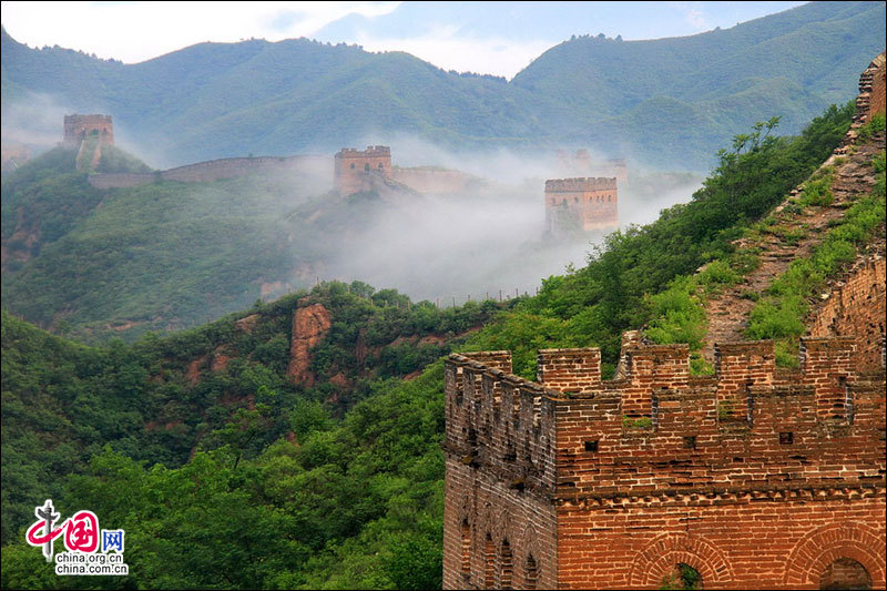 Straddling the demarcation between Hebei province and Beijing, the Jinshanling Great Wall is rich in architectural history and natural scenery. In summer, the temperature here is at least five degrees cooler than in the capital, making it an ideal destination for weekend excursions. This particular section of Great Wall is said to be particularly photogenic. (China.org.cn)