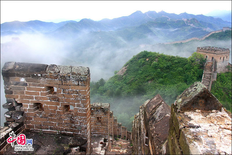 Straddling the demarcation between Hebei province and Beijing, the Jinshanling Great Wall is rich in architectural history and natural scenery. In summer, the temperature here is at least five degrees cooler than in the capital, making it an ideal destination for weekend excursions. This particular section of Great Wall is said to be particularly photogenic. (China.org.cn)