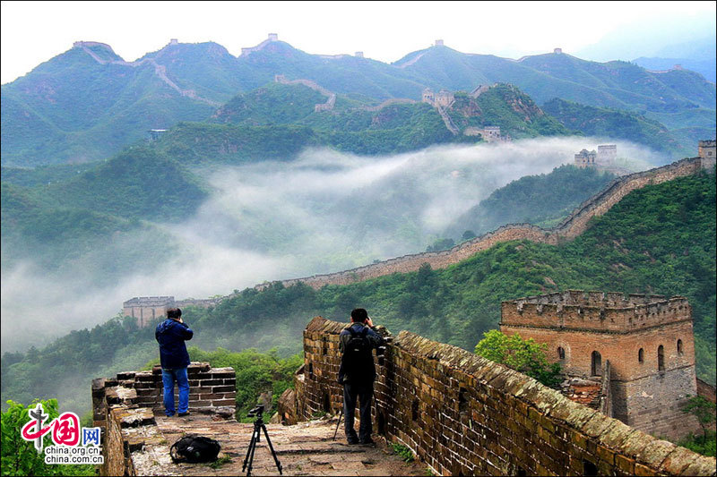 Straddling the demarcation between Hebei province and Beijing, the Jinshanling Great Wall is rich in architectural history and natural scenery. In summer, the temperature here is at least five degrees cooler than in the capital, making it an ideal destination for weekend excursions. This particular section of Great Wall is said to be particularly photogenic. (China.org.cn)