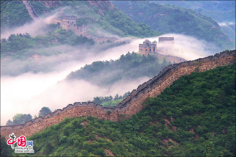 Straddling the demarcation between Hebei province and Beijing, the Jinshanling Great Wall is rich in architectural history and natural scenery. In summer, the temperature here is at least five degrees cooler than in the capital, making it an ideal destination for weekend excursions. This particular section of Great Wall is said to be particularly photogenic. (China.org.cn)