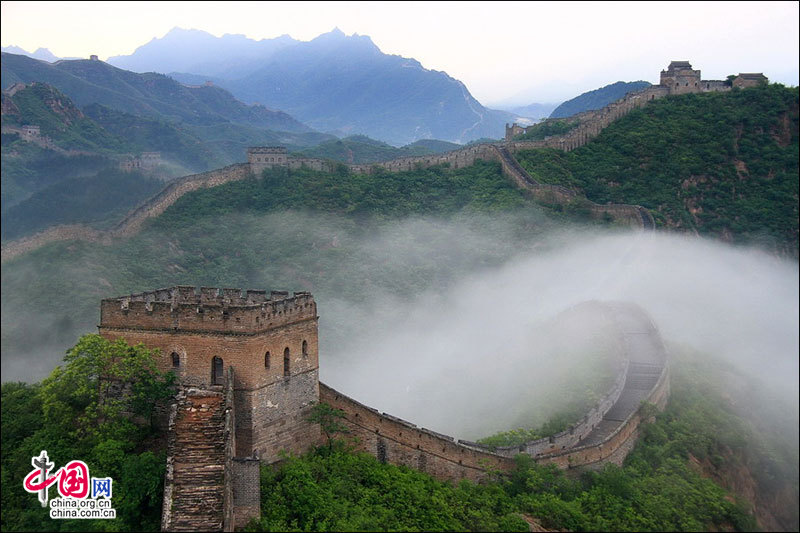 Straddling the demarcation between Hebei province and Beijing, the Jinshanling Great Wall is rich in architectural history and natural scenery. In summer, the temperature here is at least five degrees cooler than in the capital, making it an ideal destination for weekend excursions. This particular section of Great Wall is said to be particularly photogenic. (China.org.cn)