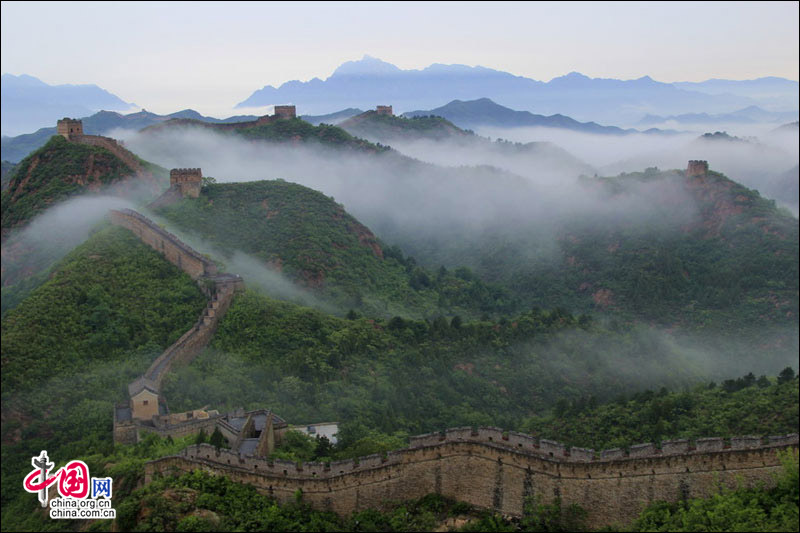 Straddling the demarcation between Hebei province and Beijing, the Jinshanling Great Wall is rich in architectural history and natural scenery. In summer, the temperature here is at least five degrees cooler than in the capital, making it an ideal destination for weekend excursions. This particular section of Great Wall is said to be particularly photogenic. (China.org.cn)