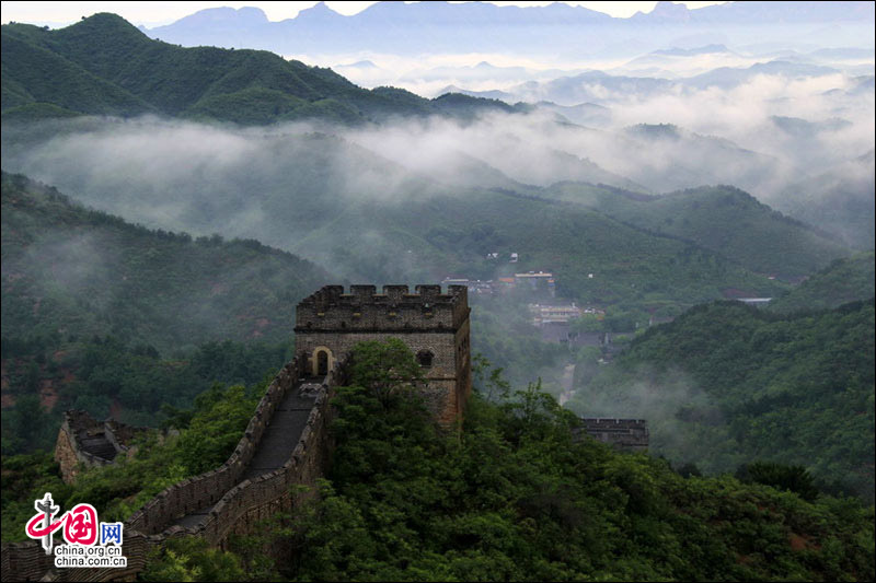 Straddling the demarcation between Hebei province and Beijing, the Jinshanling Great Wall is rich in architectural history and natural scenery. In summer, the temperature here is at least five degrees cooler than in the capital, making it an ideal destination for weekend excursions. This particular section of Great Wall is said to be particularly photogenic. (China.org.cn)