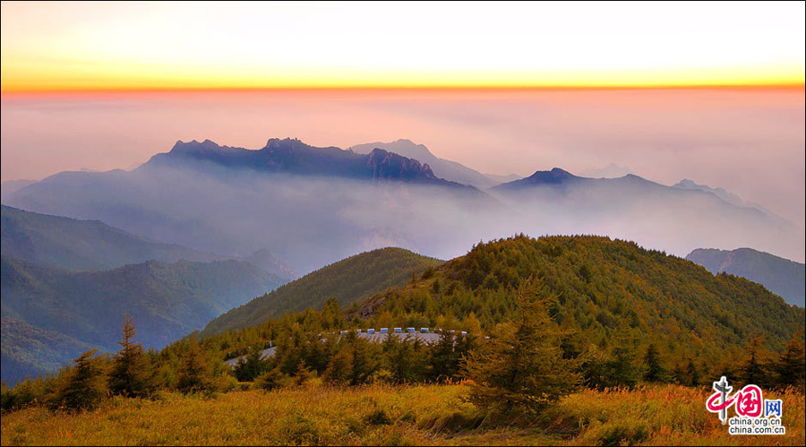 Located in Miyun County some 150 kilometers east of Beijing, Wuling Mountain is a national-level forest reserve. What distinguishes the reserve from other similar mountain resorts in suburban Beijing is its many creeks, waterfalls and moisture-rich air. (China.org.cn)