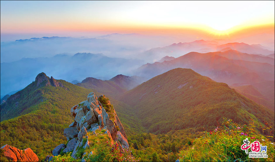 Located in Miyun County some 150 kilometers east of Beijing, Wuling Mountain is a national-level forest reserve. What distinguishes the reserve from other similar mountain resorts in suburban Beijing is its many creeks, waterfalls and moisture-rich air. (China.org.cn)