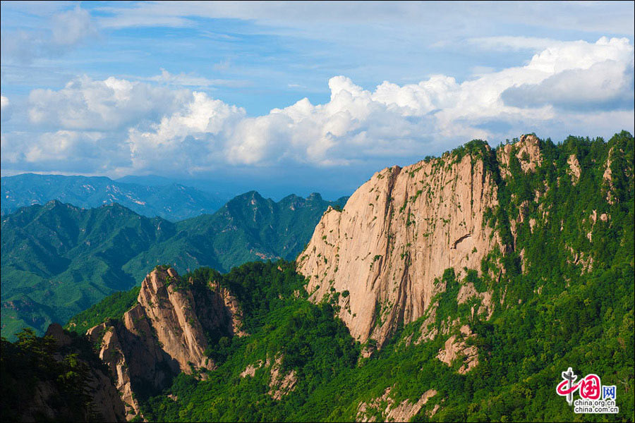 Located in Miyun County some 150 kilometers east of Beijing, Wuling Mountain is a national-level forest reserve. What distinguishes the reserve from other similar mountain resorts in suburban Beijing is its many creeks, waterfalls and moisture-rich air. (China.org.cn)