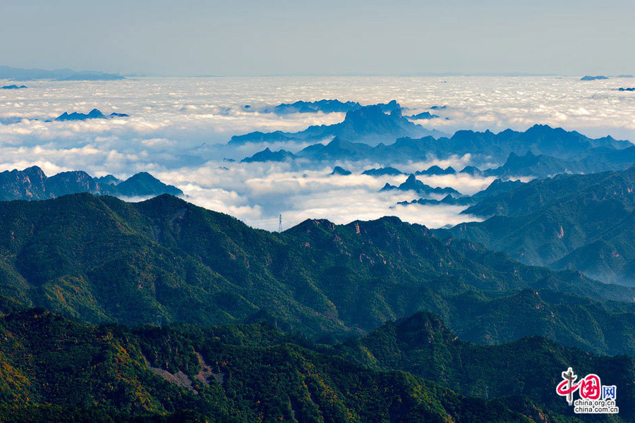 Located in Miyun County some 150 kilometers east of Beijing, Wuling Mountain is a national-level forest reserve. What distinguishes the reserve from other similar mountain resorts in suburban Beijing is its many creeks, waterfalls and moisture-rich air. (China.org.cn)