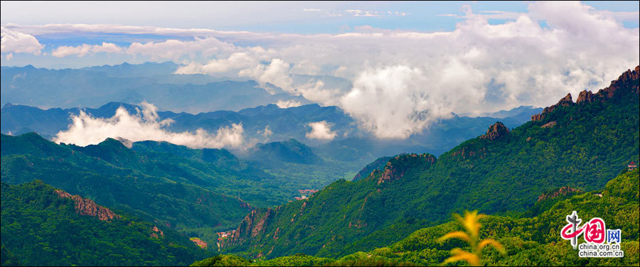 Located in Miyun County some 150 kilometers east of Beijing, Wuling Mountain is a national-level forest reserve. What distinguishes the reserve from other similar mountain resorts in suburban Beijing is its many creeks, waterfalls and moisture-rich air. (China.org.cn)