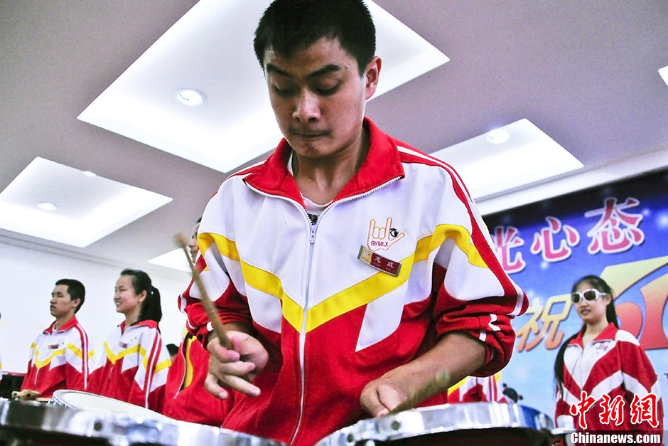 Long Wei, a sophomore, practices drum. He never stops practicing, even in April when his mother died. (Chinanews/Zhang Yuan)