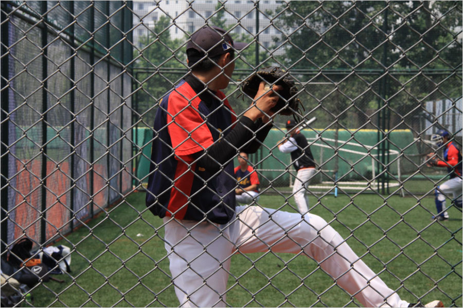 Players from Tsinghua University warm up prior to their match against Shanghai University of Finance and Economics in the final of the MLB University Cup, on June 12, 2013, at Tsinghua University. The score of the final was Shanghai University of Finance and Economics 2:27 Tsinghua University. (CRIENGLISH.com/Stuart Wiggin)