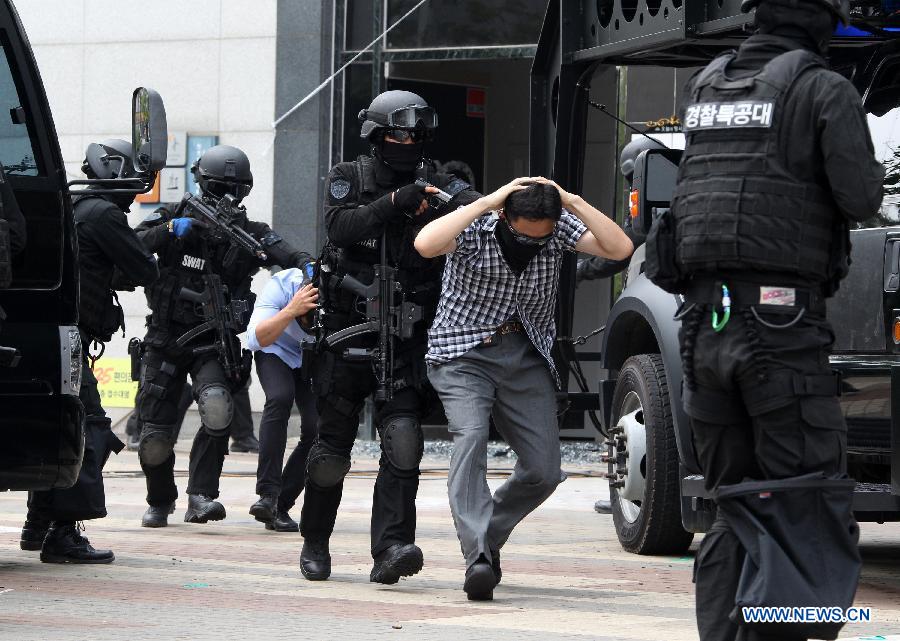 South Korean policemen take part in an anti-terror exercise in Incheon, South Korea, June 13, 2013. South Korean military, police and government missions participated in the anti-terror exercise, part of the 4th Asian Indoor&Martial Arts Games Incheon. (Xinhua/Park Jin-hee)