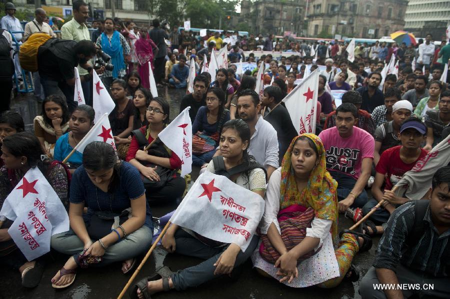 Indian students participate in a protest rally against the recent gang rape and murder of a 20-year-old college student in Calcutta, capital of eastern Indian state West Bengal, June 13, 2013. (Xinhua/Tumpa Mondal) 