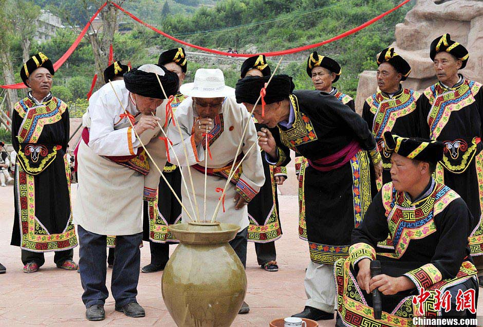 People in Mao County of Sichuan Province held a Heaven Worshiping Ceremony during the Warezu Festival to pray for harvest. According to the categories of Shibi, the Shibi Classic can be divided into three columns: the upper column, the middle column and the bottom column. The upper column is about stories of gods, the middle column is about stories of people, and the bottom column is about stories of ghosts. The Qiang nationality worships and believes in many gods. Every ceremony starts with the God. Verses chanted during the Heaven Worshiping Ceremony are parts of the upper column verses, which are mainly about building a ladder and welcome gods, praising gods, praying for wealthy and healthy life, good weather and harvest. June 13，2013 (CNS/An'yuan)