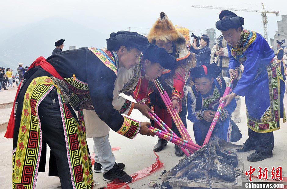 People in Mao County of Sichuan Province held a Heaven Worshiping Ceremony during the Warezu Festival to pray for harvest. According to the categories of Shibi, the Shibi Classic can be divided into three columns: the upper column, the middle column and the bottom column. The upper column is about stories of gods, the middle column is about stories of people, and the bottom column is about stories of ghosts. The Qiang nationality worships and believes in many gods. Every ceremony starts with the God. Verses chanted during the Heaven Worshiping Ceremony are parts of the upper column verses, which are mainly about building a ladder and welcome gods, praising gods, praying for wealthy and healthy life, good weather and harvest. June 13，2013 (CNS/An'yuan)