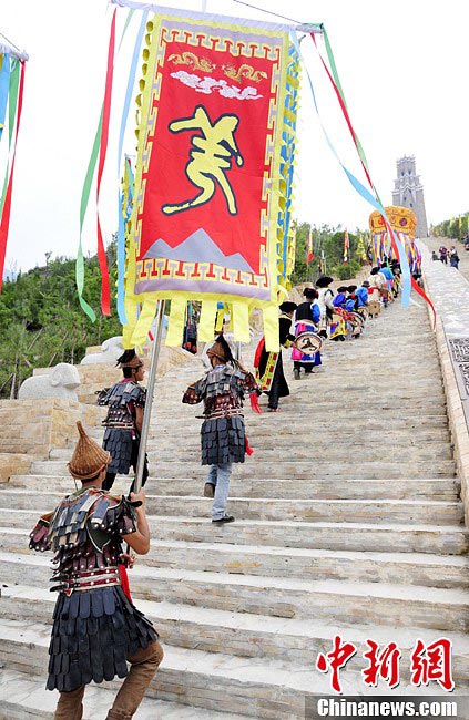 People in Mao County of Sichuan Province held a Heaven Worshiping Ceremony during the Warezu Festival to pray for harvest. According to the categories of Shibi, the Shibi Classic can be divided into three columns: the upper column, the middle column and the bottom column. The upper column is about stories of gods, the middle column is about stories of people, and the bottom column is about stories of ghosts. The Qiang nationality worships and believes in many gods. Every ceremony starts with the God. Verses chanted during the Heaven Worshiping Ceremony are parts of the upper column verses, which are mainly about building a ladder and welcome gods, praising gods, praying for wealthy and healthy life, good weather and harvest. June 13，2013 (CNS/An'yuan)