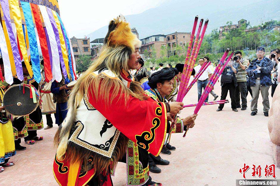 People in Mao County of Sichuan Province held a Heaven Worshiping Ceremony during the Warezu Festival to pray for harvest. According to the categories of Shibi, the Shibi Classic can be divided into three columns: the upper column, the middle column and the bottom column. The upper column is about stories of gods, the middle column is about stories of people, and the bottom column is about stories of ghosts. The Qiang nationality worships and believes in many gods. Every ceremony starts with the God. Verses chanted during the Heaven Worshiping Ceremony are parts of the upper column verses, which are mainly about building a ladder and welcome gods, praising gods, praying for wealthy and healthy life, good weather and harvest. June 13，2013 (CNS/An'yuan)