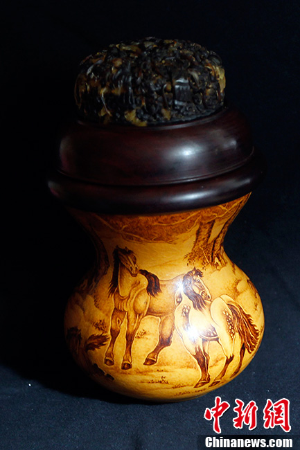 In recent years, gourd pyrography has getting increasingly popular and attracts many fans. It can be seen in many antique markets, auctions and craft markets. Gourd pyrography is also called pyrography or “huo bi hua”. Artists paint on gourds with electric irons. Gourds have been given the meanings of “good luck and happiness” in traditional Chinese culture. Gourd pyrography originated in Song Dynasty. Emperor Kangxi in Qing Dynasty loved gourd art. He always asked his artists in court to make exquisite gourd artworks. This picture shows the work of the pyrography master Zhang Ai from Tianjin. Zhang majored in oil painting. Her masterpiece “Seven Horses” learned from traditional artworks and focused on relations between virtuality and reality, far and near, light and shadow. It is vivid and full of vitality. (CNS/Zhangyu)