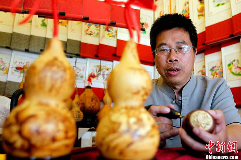 In recent years, gourd pyrography has getting increasingly popular and attracts many fans. It can be seen in many antique markets, auctions and craft markets. Gourd pyrography is also called pyrography or “huo bi hua”. Artists paint on gourds with electric irons. Gourds have been given the meanings of “good luck and happiness” in traditional Chinese culture. Pyrographic gourds will become darker after years, showing a sense of history. It will become brighter even without coating. This picture shows pyrography master Cheng Jinzhong painting in his own shop. He has been dedicating to gourd arts for 15 years. (CNS/Zhangyu)