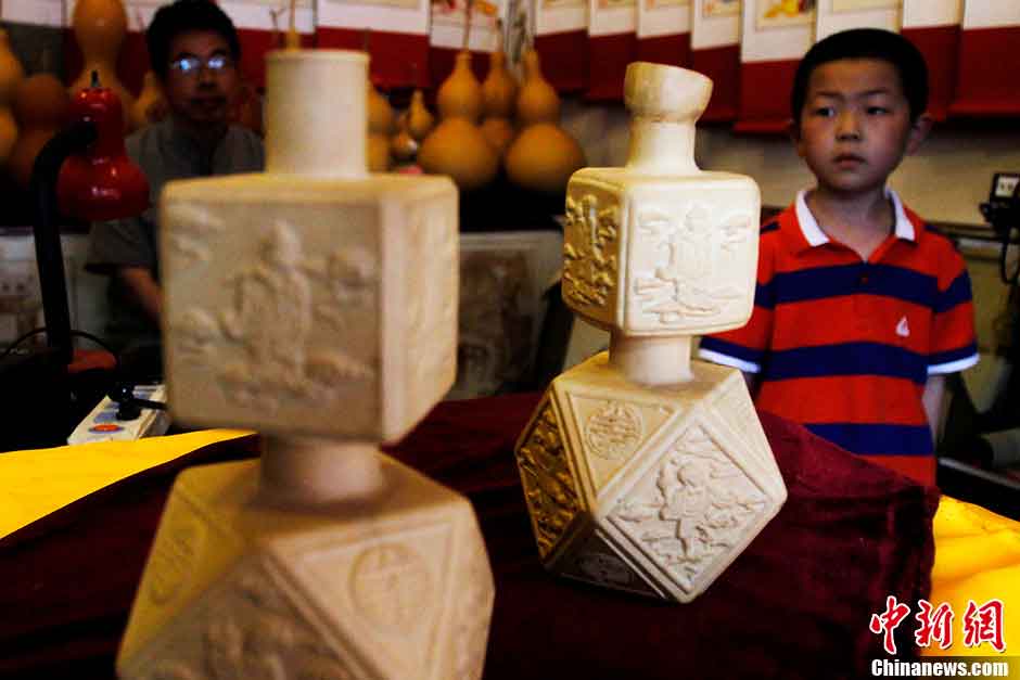 In recent years, gourd pyrography has getting increasingly popular and attracts many fans. It can be seen in many antique markets, auctions and craft markets. Gourd pyrography is also called pyrography or “huo bi hua”. Artists paint on gourds with electric irons. Selecting gourds is an important step in gourd pyrography. The “Benchang gourds” have good shape and harmonious proportion in two parts of the gourd. The “Fanzhi gourds” are gourds grown from modes, which can be categorized as “for daily uses” , “for watching” and so forth. The former one has wine gourds, vases, small piers and so on. This picture shows “Fanzhi gourd” and “Ba bu zheng”. (CNS/Zhangyu)