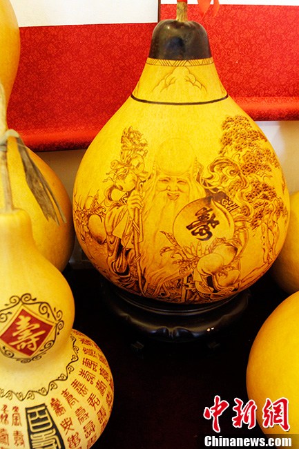 In recent years, gourd pyrography has getting increasingly popular and attracts many fans. It can be seen in many antique markets, auctions and craft markets. Gourd pyrography is also called pyrography or “huo bi hua”. Artists paint on gourds with electric irons. One piece of work painted by a famous gourd artists values at tens of thousands yuan, while works painted by other general artists value from over 10 yuan to thousands of yuan. (CNS/Zhangyu)