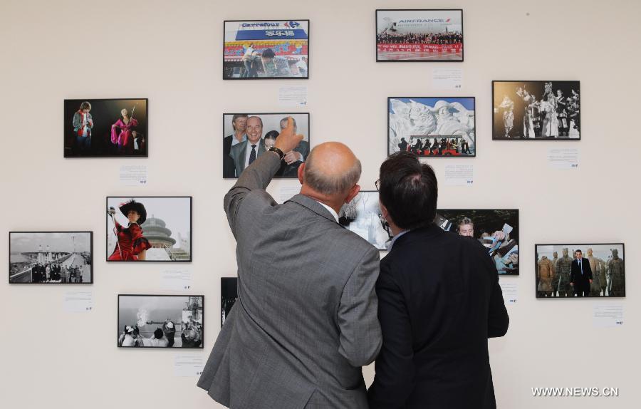 People visit a photo exhibition on China-France relationship at Xinhua Gallery in Paris, France, June 13, 2013. The photo exhibition opened here on Thursday, to mark the 50th anniversary of the establishment of diplomatic relations between the two countries in 2014. (Xinhua/Gao Jing) 