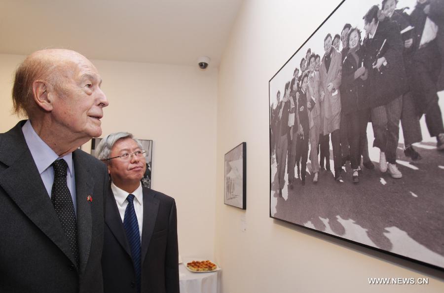 Former French president Valery Giscard d'Estaing (L) visits a photo exhibition on China-France relationship at Xinhua Gallery in Paris, France, June 13, 2013. The photo exhibition opened here on Thursday, to mark the 50th anniversary of the establishment of diplomatic relations between China and France in 2014. (Xinhua/Gao Jing)