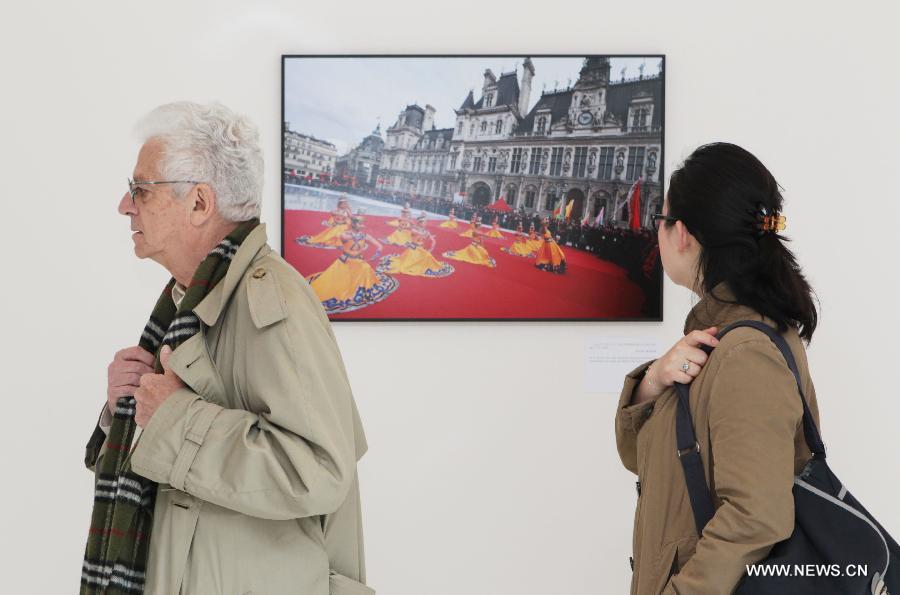 People visit a photo exhibition on China-France relationship at Xinhua Gallery in Paris, France, June 13, 2013. The photo exhibition opened here on Thursday, to mark the 50th anniversary of the establishment of diplomatic relations between the two countries in 2014. (Xinhua/Gao Jing) 