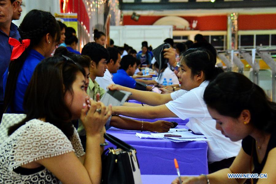 People do body check before donating blood on the occasion of the World Blood Donor Day in Vientiane, Laos, June 14, 2013. Over 1,000 local people donated blood on the 10th World Blood Donor Day. (Xinhua/Liu Ailun)