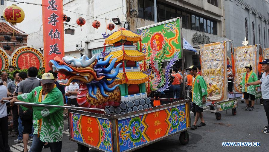 A tour for commemorating the 350th anniversary of the founding of the Zheng Chenggong Temple is held in the old city of Tainan, southeast China's Taiwan, June 15, 2013. The tour is part of the Fifth Zheng Chenggong Cultural Festival. (Xinhua/Tao Ming)