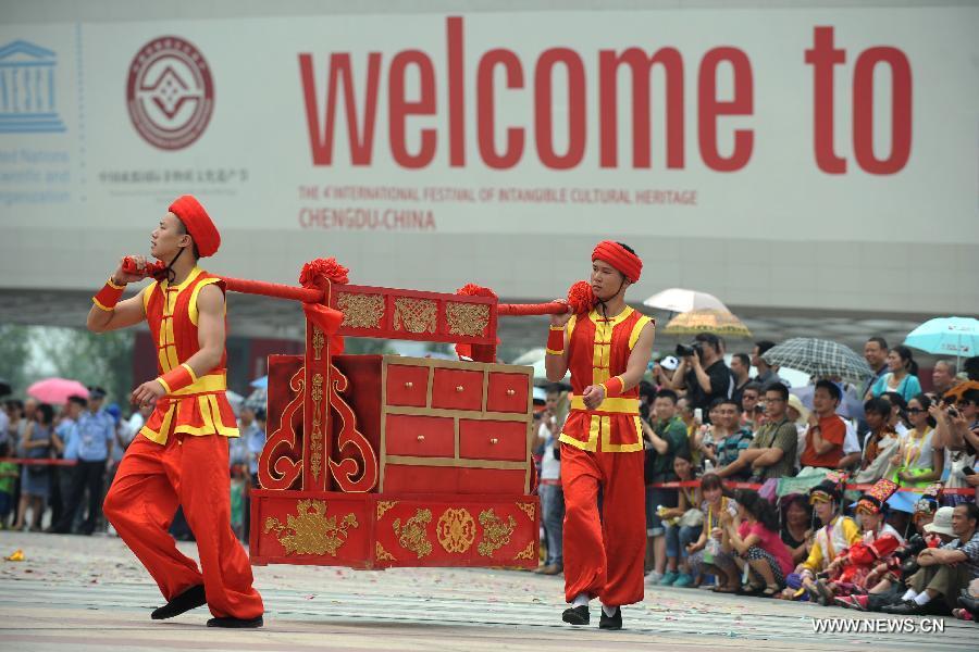 Actors give performances featuring intangible cultural heritage at the opening ceremony of the 4th International Festival of Intangible Cultural Heritage in Chengdu, capital of southwest China's Sichuan Province, June 15, 2013. The nine-day festival kicked off here on Saturday. (Xinhua/Xue Yubin)