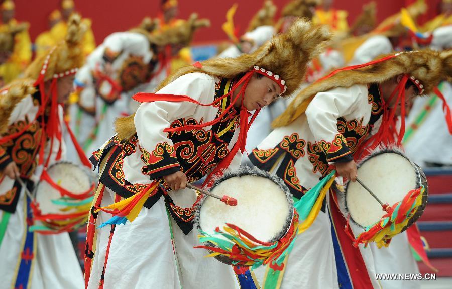 Actors give performances featuring intangible cultural heritage at the opening ceremony of the 4th International Festival of Intangible Cultural Heritage in Chengdu, capital of southwest China's Sichuan Province, June 15, 2013. The nine-day festival kicked off here on Saturday. (Xinhua/Xue Yubin)  