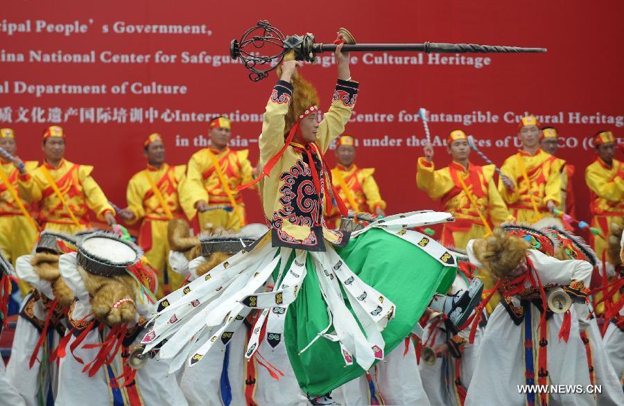 Actors give performances featuring intangible cultural heritage at the opening ceremony of the 4th International Festival of Intangible Cultural Heritage in Chengdu, capital of southwest China's Sichuan Province, June 15, 2013. The nine-day festival kicked off here on Saturday. (Xinhua/Xue Yubin)  