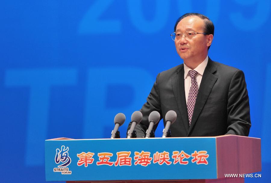 Shao Qiwei, director of the China National Tourism Administration (CNTA), announces the Taiwan-favoured policies issued by CNTA at the conference of the Fifth Straits Forum in Xiamen of southeast China's Fujian Province, June 16, 2013. (Xinhua/Wei Peiquan) 