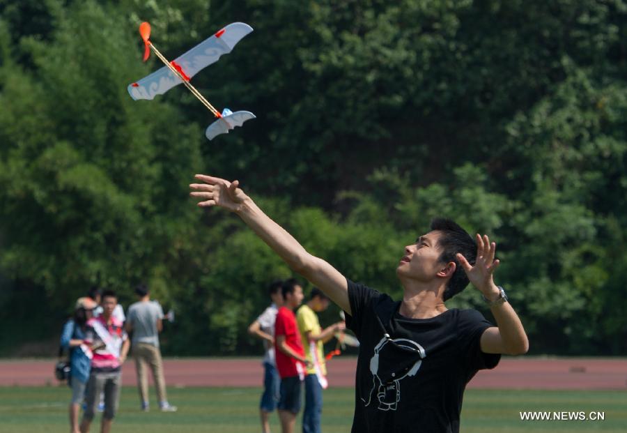 A student sets off a model aeroplane in southwest China's Chongqing Municipality, June 16, 2013. A competition for aeroplane model making was held here on June 16, attracting some 100 students from six nearby universities and colleges. (Xinhua/Chen Cheng)