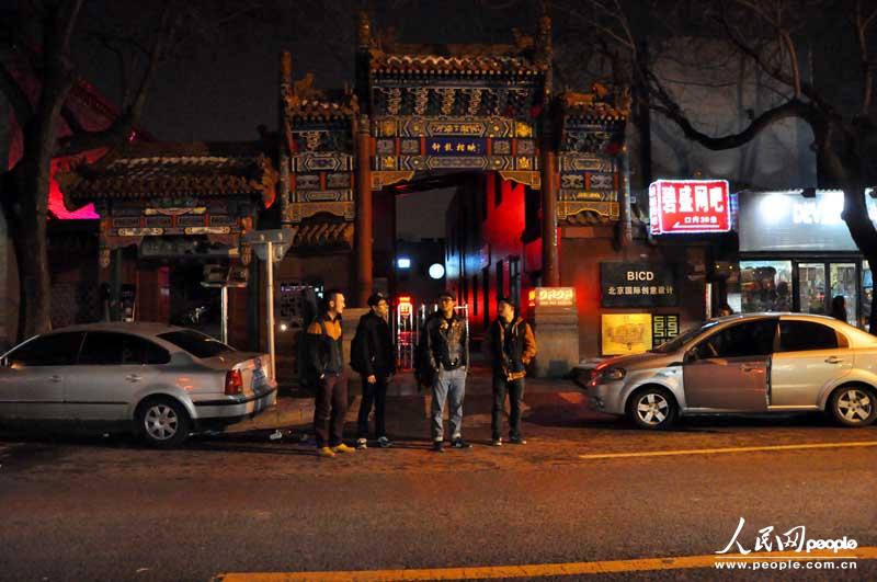 Ren Yingjing and his band members wait for taxi. (People's Daily Online/ Sun Bowen)