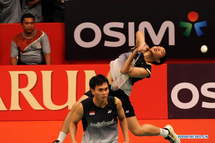 Mohammad Ahsan (R) and Hendra Setiawan of Indonesia compete during the men's doubles finals match against Ko Sung Hyun and Lee Yong Dae of South Korea at the Djarum Indonesia Open 2013 in Jakarta, Indonesia, June 16, 2013. Mohammad Ahsan and Hendra Setiawan won 2-0. (Xinhua/Veri Sanovri)