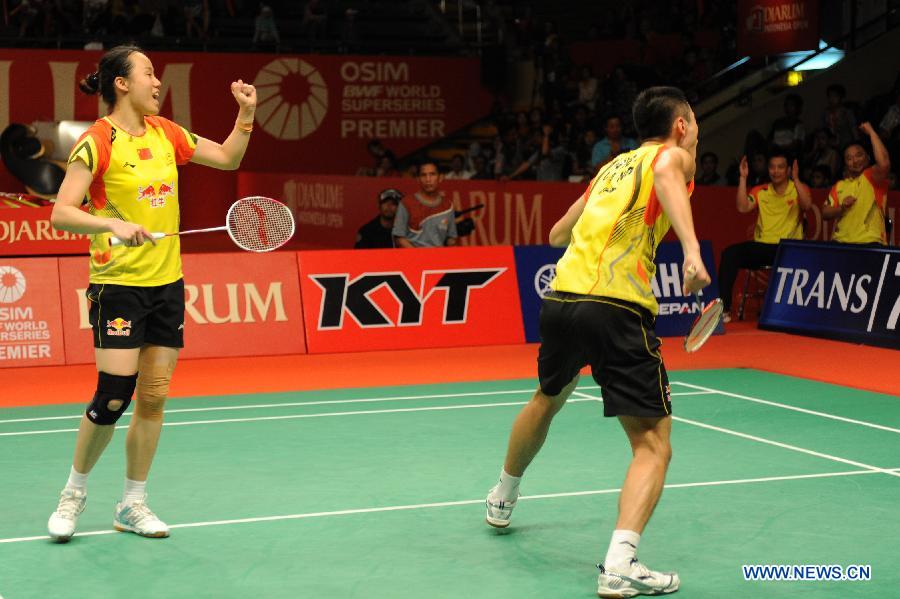 Zhang Nan (R) and Zhao Yunlei (L) of China celebrate after winning the mixed doubles finals match against Joachim Fischer Nielsen and Christinna Pedersen of Denmark at the Djarum Indonesia Open 2013 in Jakarta, Indonesia, June 16, 2013. Zhang Nan and Zhao Yunlei won 2-1. (Xinhua/Veri Sanovri)