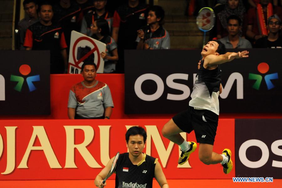 Mohammad Ahsan (R) and Hendra Setiawan of Indonesia compete during the men's doubles finals match against Ko Sung Hyun and Lee Yong Dae of South Korea at the Djarum Indonesia Open 2013 in Jakarta, Indonesia, June 16, 2013. Mohammad Ahsan and Hendra Setiawan won 2-0. (Xinhua/Veri Sanovri)