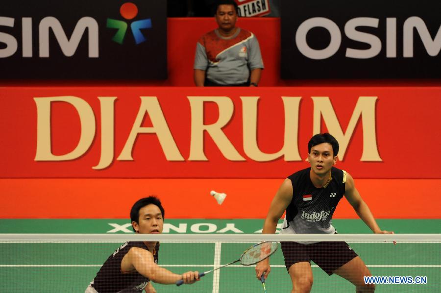 Mohammad Ahsan (R) and Hendra Setiawan of Indonesia compete during the men's doubles finals match against Ko Sung Hyun and Lee Yong Dae of South Korea at the Djarum Indonesia Open 2013 in Jakarta, Indonesia, June 16, 2013. Mohammad Ahsan and Hendra Setiawan won 2-0. (Xinhua/Veri Sanovri)