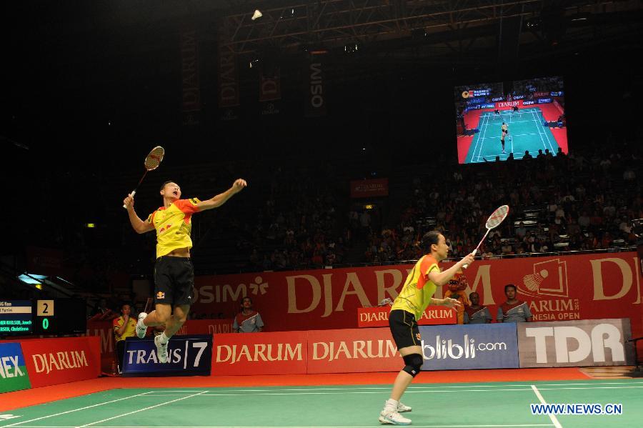 Zhang Nan (L) and Zhao Yunlei of China compete during the mixed doubles finals match against Joachim Fischer Nielsen and Christinna Pedersen of Denmark at the Djarum Indonesia Open 2013 in Jakarta, Indonesia, June 16, 2013. Zhang Nan and Zhao Yunlei won 2-1. (Xinhua/Veri Sanovri)