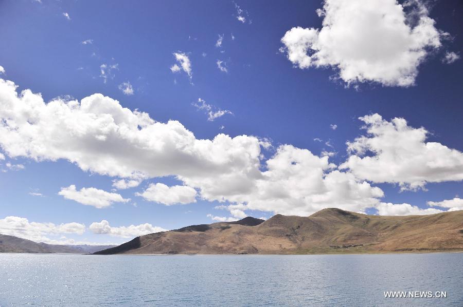 Photo taken on June 16, 2013 shows the scenery of the Yamzhog Yumco Lake in Shannan Prefecture, southwest China's Tibet Autonomous Region. (Xinhua/Liu Kun)