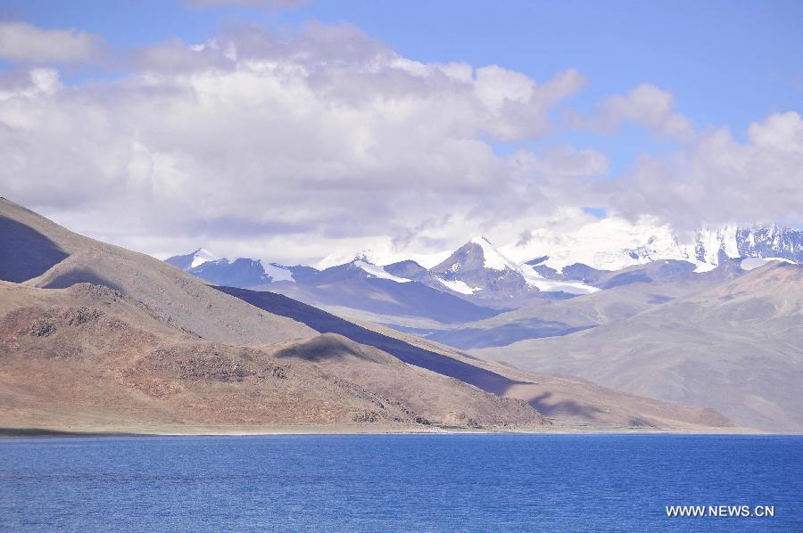 Photo taken on June 16, 2013 shows the scenery of the Yamzhog Yumco Lake in Shannan Prefecture, southwest China's Tibet Autonomous Region. (Xinhua/Liu Kun)