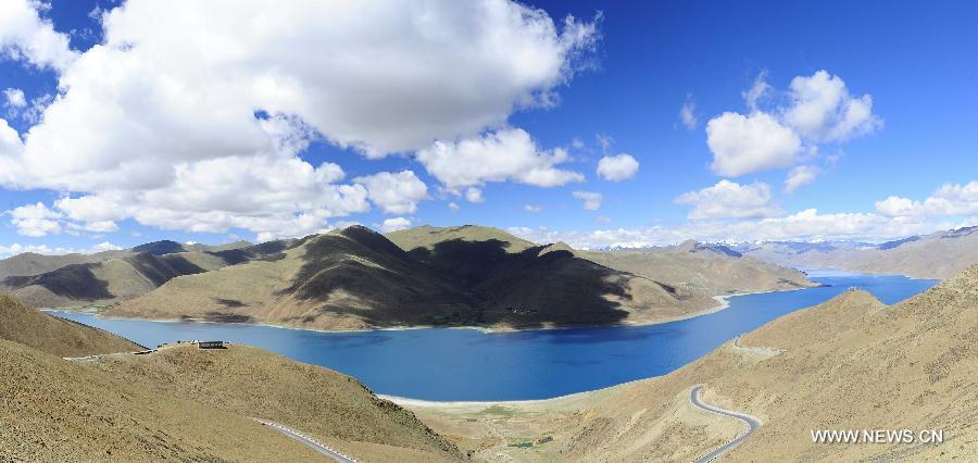 Photo taken on June 16, 2013 shows the scenery of the Yamzhog Yumco Lake in Shannan Prefecture, southwest China's Tibet Autonomous Region. (Xinhua/Liu Kun)